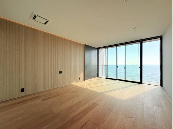 ２階洋室、海しか見えません！