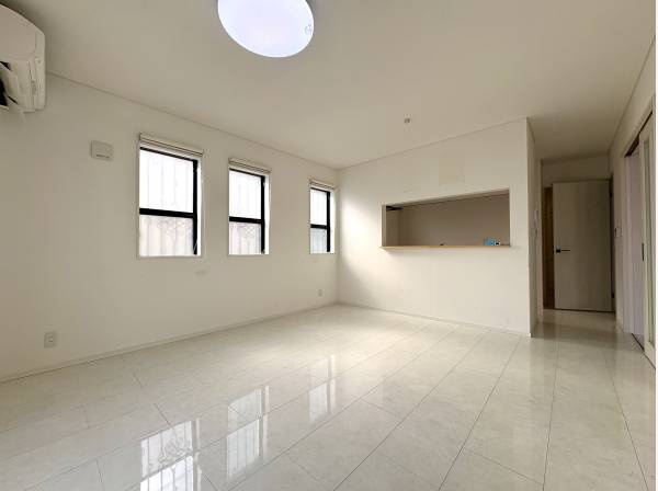 季節を問わず使いやすい床暖房配備の室内