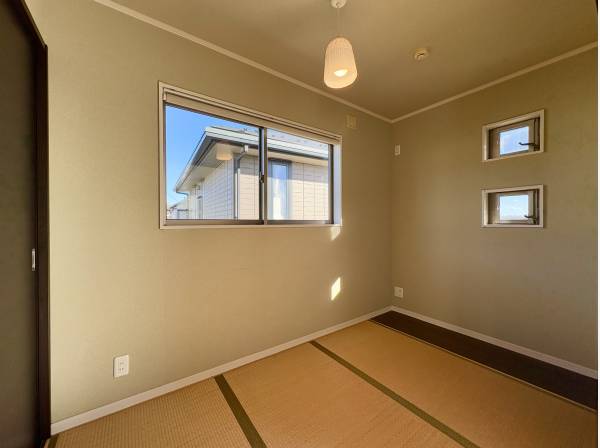 リビング横には約3.5帖の畳コーナー