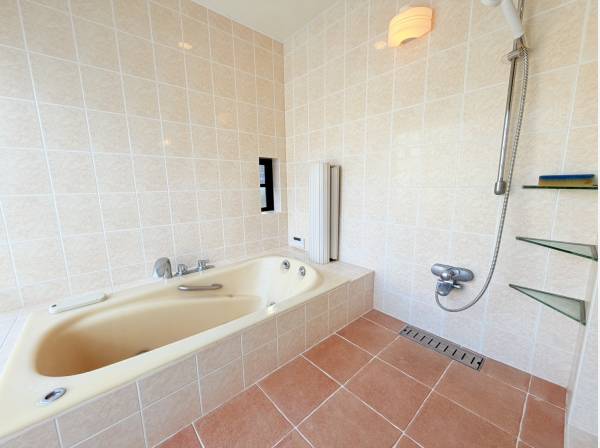 ジャグジー付きのバスルーム