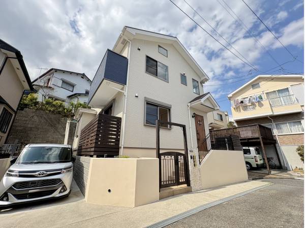 優しい色合いの外観