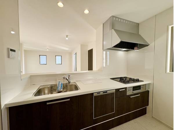 対面式の食洗器付きシステムキッチン