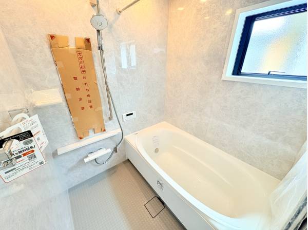 明るく清潔感あふれるバスルーム