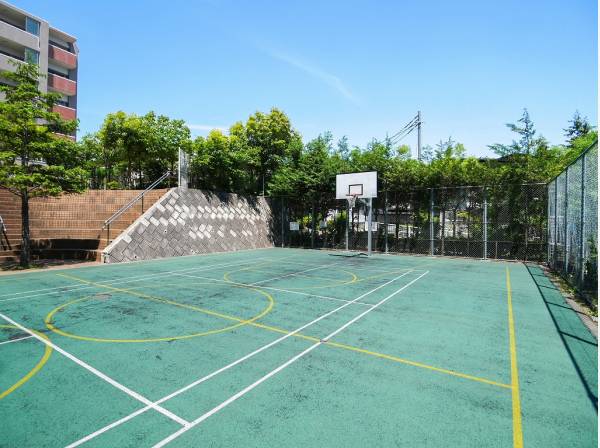 敷地内に設けられた共有の【バスケットボール場】