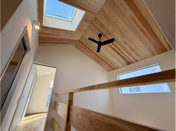 LDKは吹き抜けのため開放感があります。天窓もあるので明るいです。