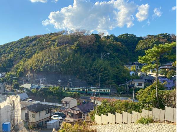 正面の眺めは、可愛らしい江ノ電の姿が印象的でした。