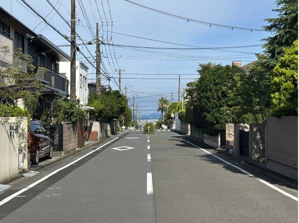 前面道路 幅員8m/南道路で開放感がございます