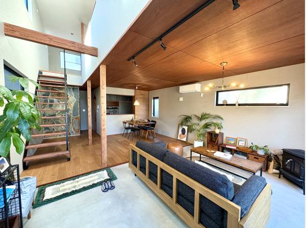 土間とリビングが緩やかにつながる心地よい空間