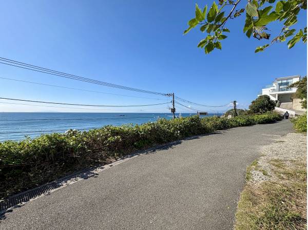 前面道路からも海を望める素敵な土地です