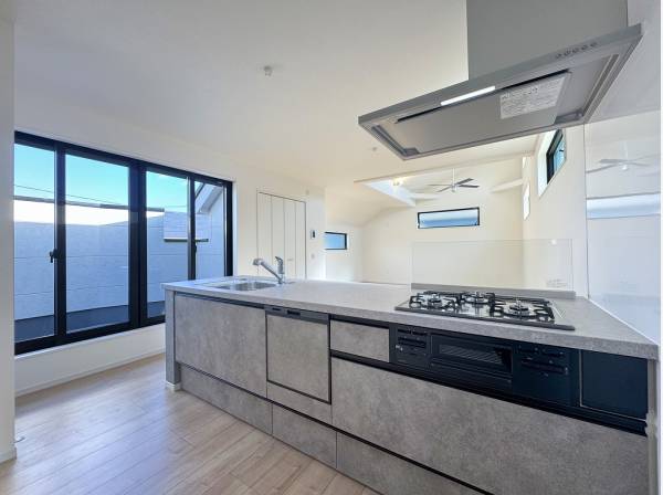 開放感あふれるスタイリッシュなオープンキッチン