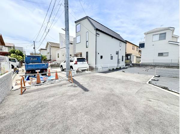ゆっくりスムーズに駐車可能な前面道路です