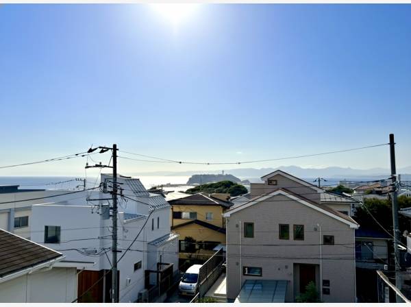 ルーフバルコニーからの眺望です。七里ガ浜の街並みと海を眺める現地です。