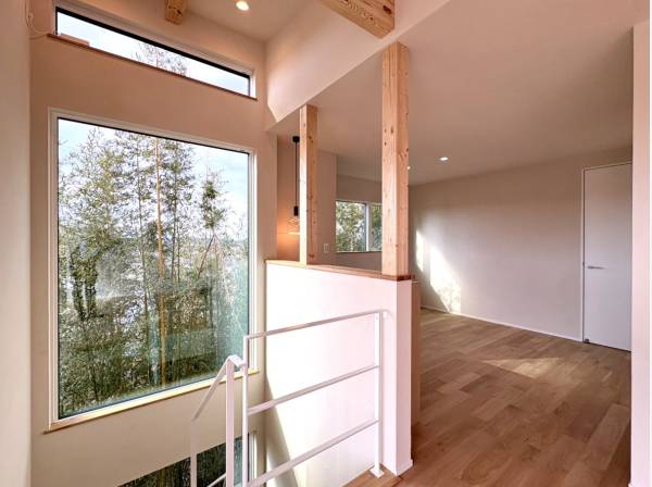 計算された窓配置で、一日中柔らかな光が差し込みます。