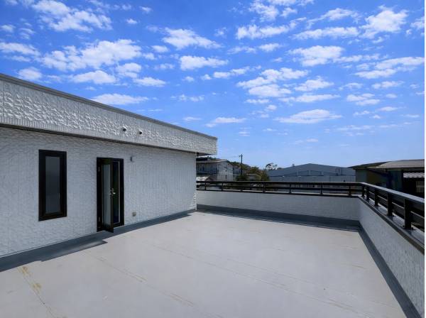 開放感あふれるルーフバルコニー。空と繋がる特別なひととき。