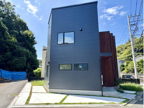三方角地で開放的な現地です。