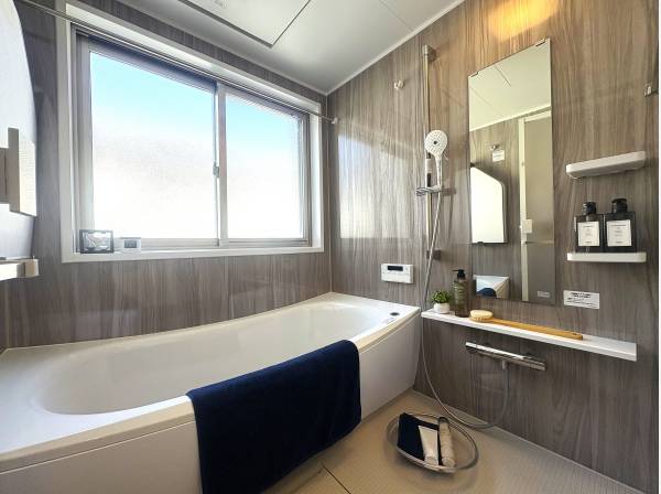 大きな窓に換気乾燥を備え豊かなバスタイムを演出いたします♪