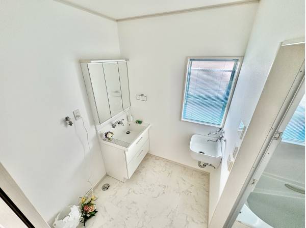 洗面台もお洒落で広く、手洗い場所も2か所あります♪