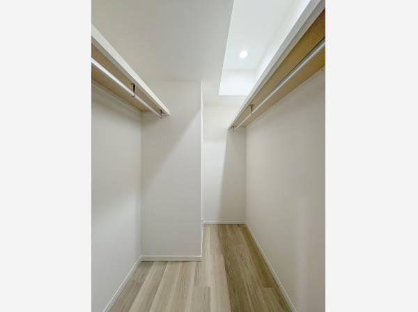 お部屋の中央に位置するファミリークローゼットは奥行きたっぷり
