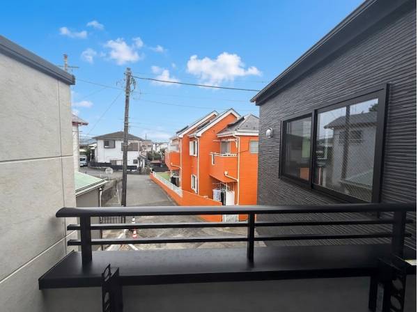 バルコニーからの見晴らし！閑静な住宅街が広がる落ち着いた環境です全身鏡付きのシューズボックスがある玄関！お出かけ前のチェックも完璧