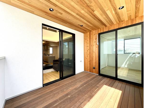 リビングからシームレスにつながるインナーバルコニー