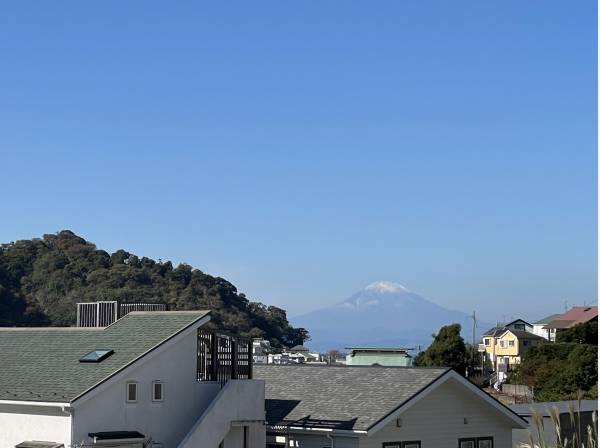空気の澄んだ日には富士山も望むことができます