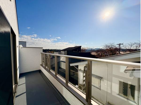 バルコニーは日当たりがよく、風通しも良好です