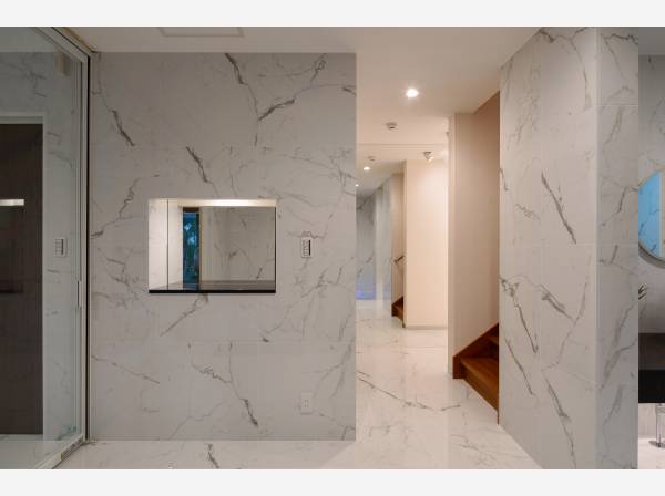 白を基調としたホール