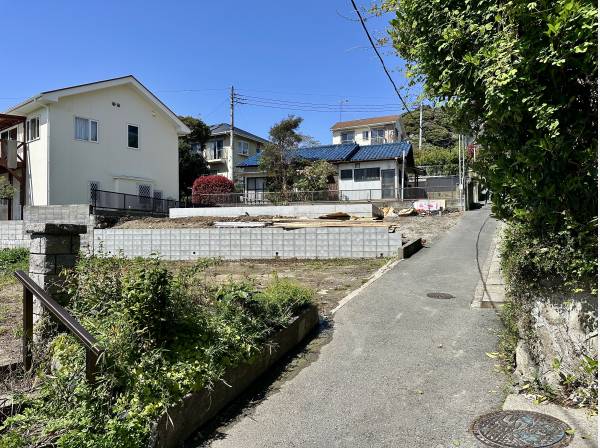 前面道路の様子です。幅員が狭いので車両に限りがございます。