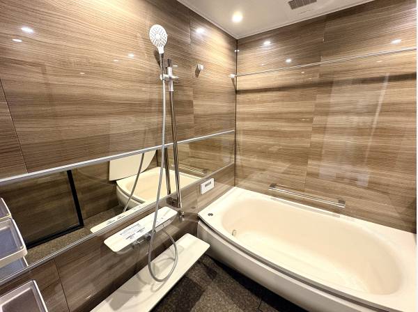 高級感のある木目調パネルに包まれた、癒しのバスタイムを叶える浴室