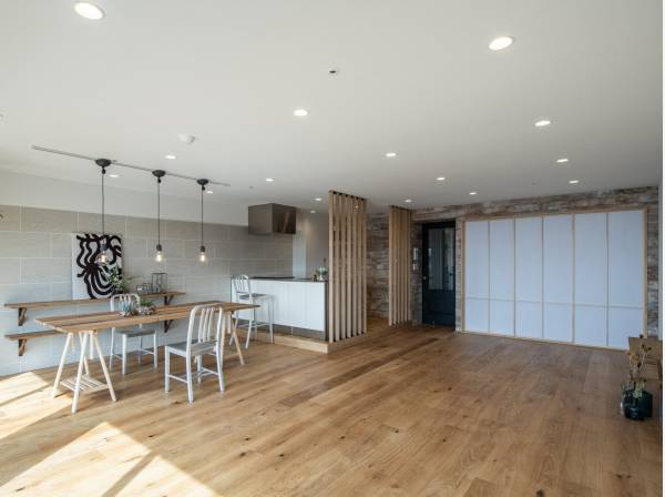 室内は洗練された大人の隠れ家のよう