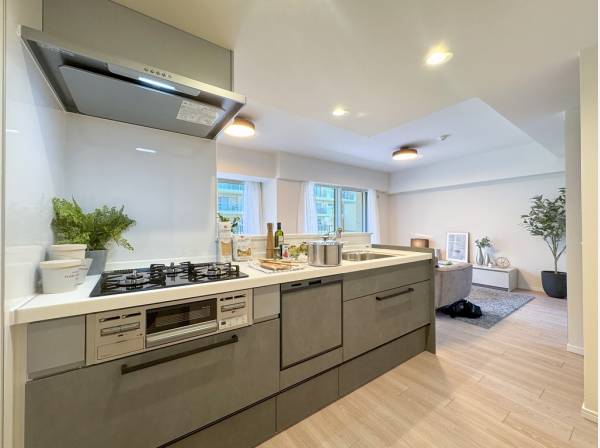 リビングの先のバルコニーまで見渡せる対面式キッチン