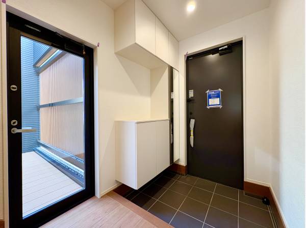 玄関ホールからもウッドデッキスペースに行き来できます