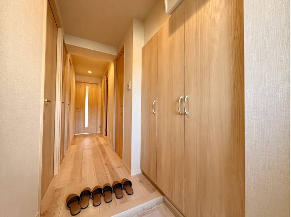 玄関ホールから温かみのある住宅となっております