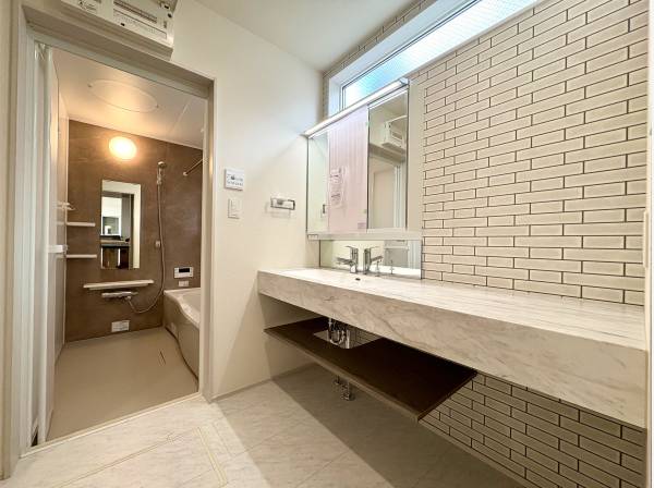 ゆとりあるパウダールームとワイドタイプの洗面台化粧台。