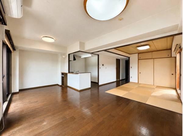 約21帖の開放感あふれるLDK。簡単なリフォームでお使いいただけます。