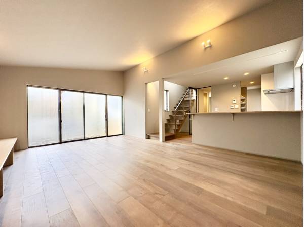 リビングダイニングは勾配天井で明るく開放的な空間を演出