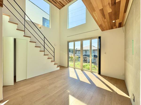 効率よく採光できる窓の配置、さらに立体的な空間が嬉しい