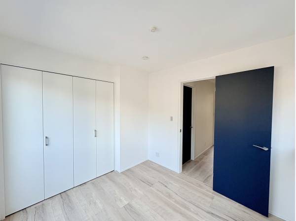 洋室4.6帖収納は二人分の洋服をしまうことができます