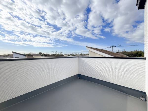 遮る建物のないルーフバルコニーは緑も感じられ開放的です