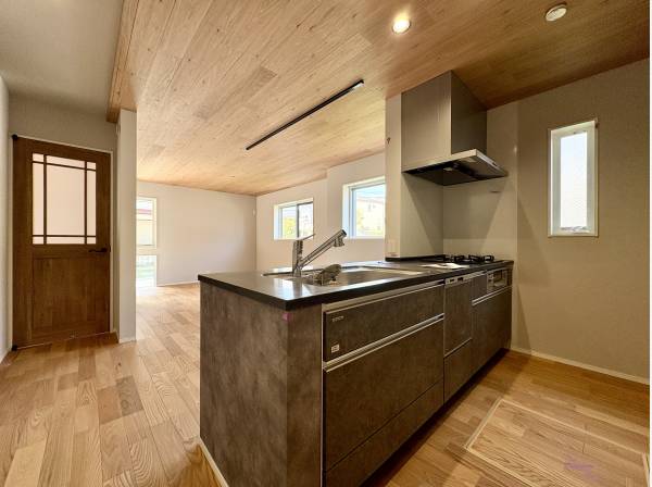 家族との会話が弾むキッチンはスペースもゆとりがあります。