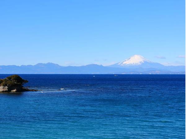 海に浮かぶ雄大な富士山。サンセットタイムなど風光明媚な景色(約20ｍ)