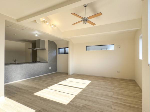 三面採光のリビングは陽光がたっぷりと注ぐ明るい空間です