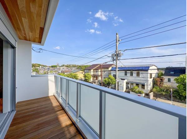 LDKから繋がるウッドデッキ敷きのバルコニー