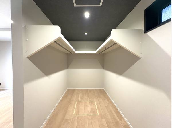 一目で服が見渡せて出し入れラクラク。居室とつながる快適なオープンWIC