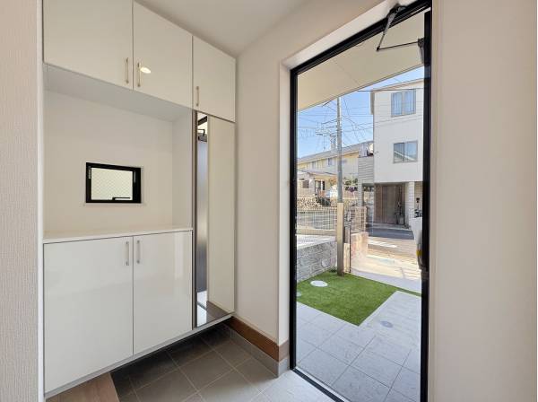 姿見付きのシューズラックで毎朝身だしなみチェック