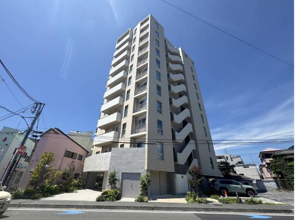 空に向かって伸びやかに佇む『ヴェレーナ江ノ島』