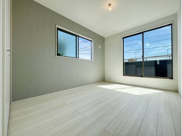 2つの窓から暖かな陽の光が広がる主寝室