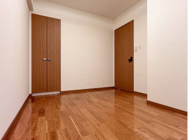 インテリアの映えるシンプルなベッドルーム