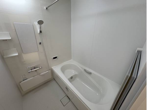 お風呂には浴室乾燥機が付いております。