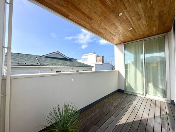 天気を気にせず寛げる、もうひとつのリビング空間。